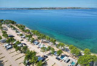 Panoramica dell'Aminess Style Camping Avalona Resort a Zadar, Croazia, con camper sulla costa.
