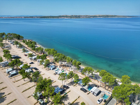 Vista aérea de Aminess Style Camping Avalona Resort en Zadar, Croacia, con caravanas junto al mar azul.