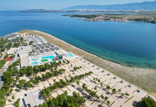 Luftaufnahme vom Aminess Style Camping Avalona Resort an der Küste mit Pools und Meerblick in Zadar, Kroatien.