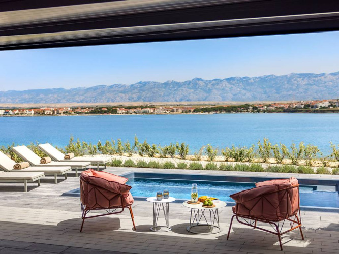 Vista dalla Avalona Luxury Mare Glamping Villa Pool presso Aminess Style Camping Avalona Resort, Croazia, con piscina e mare.