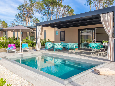 Buitengedeelte bij Family Luxury Holiday Home Pool met privézwembad, loungeset en parasol.