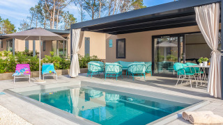 Buitenzone bij Family Luxury Holiday Home Pool met privézwembad, loungestoelen en parasol.