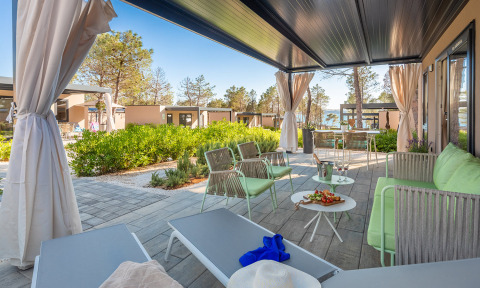 Terrasse des Premium Holiday Home im Aminess Style Camping Avalona Resort in Kroatien mit moderner Einrichtung.