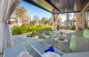 Terras van de Premium Holiday Home aan Aminess Style Camping Avalona Resort in Kroatië met moderne meubels.