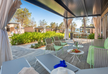 Terrazza della Premium Holiday Home presso Aminess Style Camping Avalona Resort in Croazia con arredi moderni.