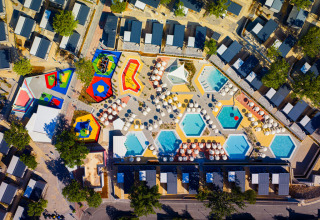 Luchtfoto van Aminess Style Camping Atea Resort met zwembaden, kleurrijke gebieden en vakantiehuisjes.