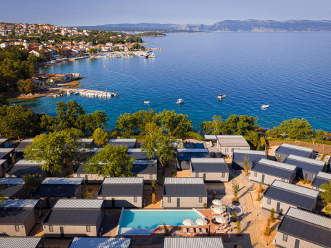 Vakantiepark met moderne huisjes, zwembad en uitzicht op zee in Primorje-Gorski Kotar, Kroatië