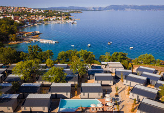 Parque de vacaciones con cabañas modernas, piscina y vistas al mar en Primorje-Gorski Kotar, Croacia