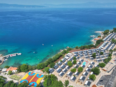 Vue aérienne d’Aminess Style Camping Atea Resort au bord de la mer bleue en Primorje-Gorski Kotar, Croatie.