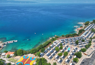 Vue aérienne d’Aminess Style Camping Atea Resort au bord de la mer bleue en Primorje-Gorski Kotar, Croatie.