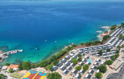 Vista aérea del Aminess Style Camping Atea Resort junto al mar azul en Primorje-Gorski Kotar, Croacia.
