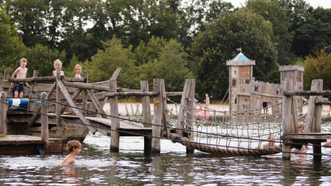 Parque infantil en lago recreativo - Witterzomer - Assen, Drenthe, Países Bajos