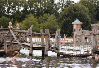 Parque infantil en lago recreativo - Witterzomer - Assen, Drenthe, Países Bajos