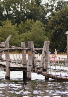 Parque infantil en lago recreativo - Witterzomer - Assen, Drenthe, Países Bajos