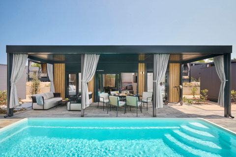 Maison de vacances Amber Sea Luxury avec piscine privée au Aminess Style Camping Atea Resort en Croatie, terrasse.