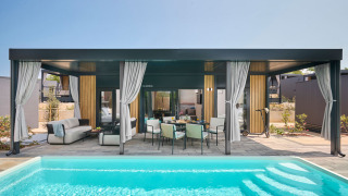 Amber Sea Luxury Holiday home met privézwembad bij Aminess Style Camping Atea Resort in Kroatië, terras.