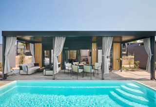 Amber Sea Luxury Holiday home met privézwembad bij Aminess Style Camping Atea Resort in Kroatië, buitenzicht.