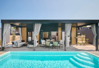 Amber Sea Luxury Holiday home met privézwembad bij Aminess Style Camping Atea Resort in Kroatië, terras.