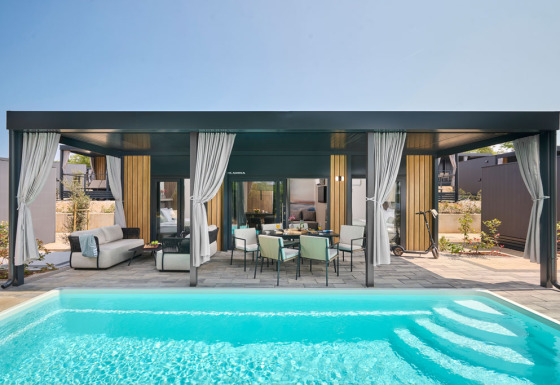 Amber Sea Luxury Ferienhaus mit privatem Pool im Aminess Style Camping Atea Resort in Kroatien, moderner Außenbereich.