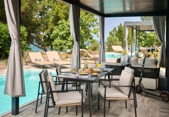 Buiteneethoek met privézwembad bij Amber Sea Luxury Holiday Home, Aminess Style Camping Atea Resort, Kroatië.