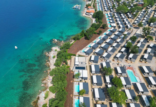 Vista aerea di Aminess Style Camping Atea Resort in contea di Primorje-Gorski Kotar, Croazia, vicino al mare blu.