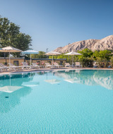 Außenpool mit Liegestühlen und Sonnenschirmen im Valamar Camping Baška, Primorje-Gorski Kotar, Kroatien.