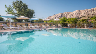 Außenpool mit Liegestühlen und Sonnenschirmen im Valamar Camping Baška, Primorje-Gorski Kotar, Kroatien.