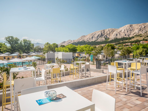 Espace café extérieur avec vue sur les montagnes et piscine au Valamar Camping Baška, Primorje-Gorski Kotar, Croatie.