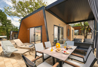 Alojamiento vacacional moderno con terraza, tumbonas y desayuno al aire libre en Aminess Style Camping Atea Resort, Croacia.