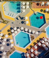 Luftfoto af swimmingpools, liggestole og parasoller på Aminess Style Camping Atea Resort i Kroatien.