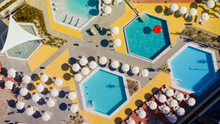 Luftfoto af swimmingpools, liggestole og parasoller på Aminess Style Camping Atea Resort i Kroatien.