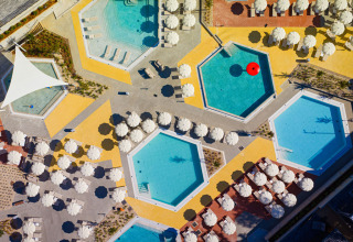 Vista aerea di piscine, lettini e ombrelloni presso Aminess Style Camping Atea Resort in Croazia.