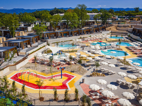 Aminess Style Camping Atea Resort, feriepark i Kroatien, med swimmingpools, liggestole og solparasoller.