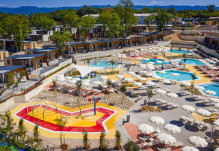 Aminess Style Camping Atea Resort en Croacia, parque vacacional con piscinas, sombrillas y tumbonas.