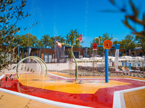 Zona de juegos acuáticos en Aminess Style Camping Atea Resort, Primorje-Gorski Kotar, Croacia, bajo un cielo soleado.