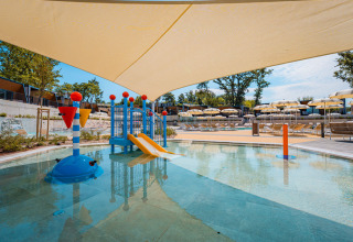 Kindvriendelijke waterspeeltuin met glijbaan en ligstoelen bij Aminess Style Camping Atea Resort, Kroatië.
