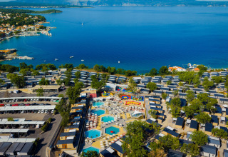 Aminess Style Camping Atea Resort in Kroatien, mit Pools, Ferienhäusern und Blick auf das blaue Meer.