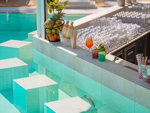 Moderne Poolbar mit bunten Cocktails, Früchten und Gläsern im Aminess Style Camping Atea Resort Kroatien.