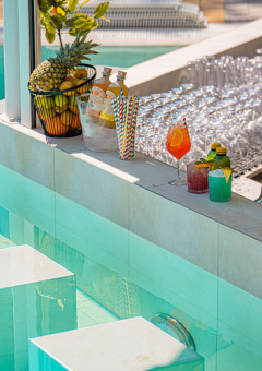 Moderne poolbar med farverige drinks, frugt og glas ved Aminess Style Camping Atea Resort i Kroatien.