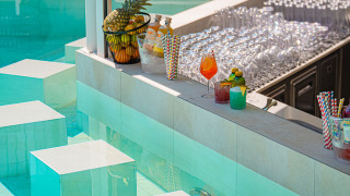 Moderne poolbar med farverige drinks, frugt og glas ved Aminess Style Camping Atea Resort i Kroatien.