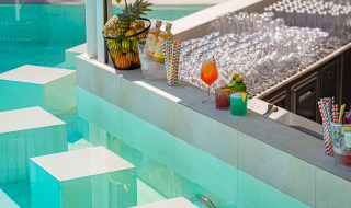 Moderne poolbar med farverige drinks, frugt og glas ved Aminess Style Camping Atea Resort i Kroatien.