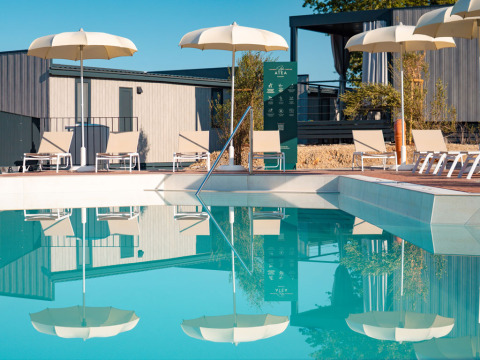 Piscina all'aperto presso Aminess Style Camping Atea Resort a Primorje-Gorski Kotar, Croazia, con lettini e ombrelloni.