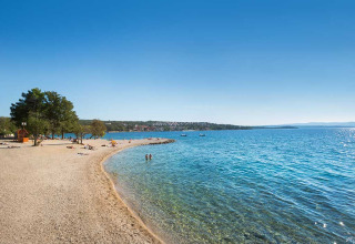 Panoramisk udsigt over Aminess Style Camping Atea Resorts strand og klare hav i Primorje-Gorski Kotar, Kroatien.