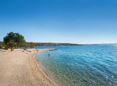 Vue panoramique sur la plage et la mer claire d'Aminess Style Camping Atea Resort en Croatie.
