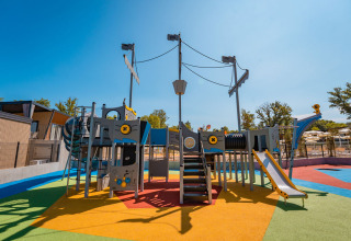 Parque infantil colorido con estructura de barco pirata en Aminess Style Camping Atea Resort, Primorje-Gorski Kotar, Croacia.