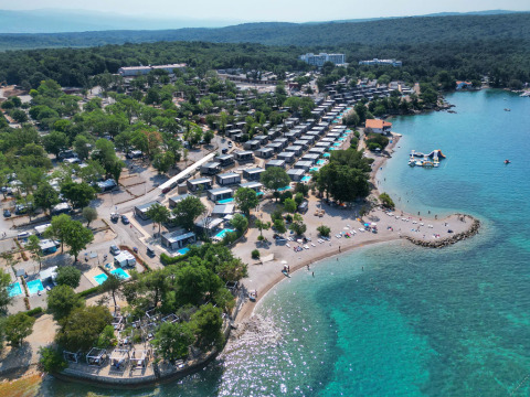 Luftaufnahme des Aminess Style Camping Atea Resorts an der Küste in Primorje-Gorski Kotar, Kroatien.