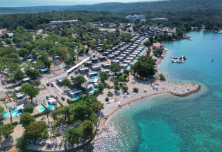 Fugleperspektiv af Aminess Style Camping Atea Resort, et feriested ved havet i Primorje-Gorski Kotar, Kroatien.