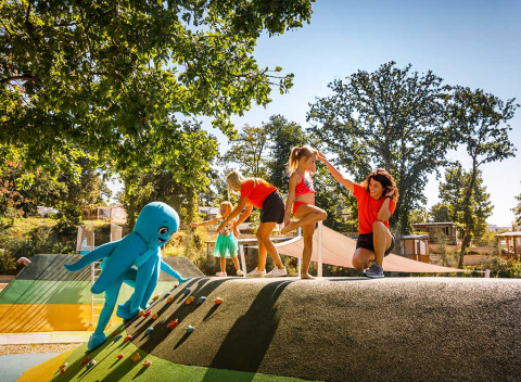Børn og voksne leger på legepladsen i Aminess Style Camping Atea Resort under solrige omgivelser i Kroatien.