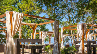Udendørs terrasse med træpergolaer og gardiner i Aminess Style Camping Atea Resort, Kroatien