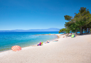 Strand met zonnebaders bij Aminess Style Camping Atea Resort, Primorje-Gorski Kotar, Kroatië.
